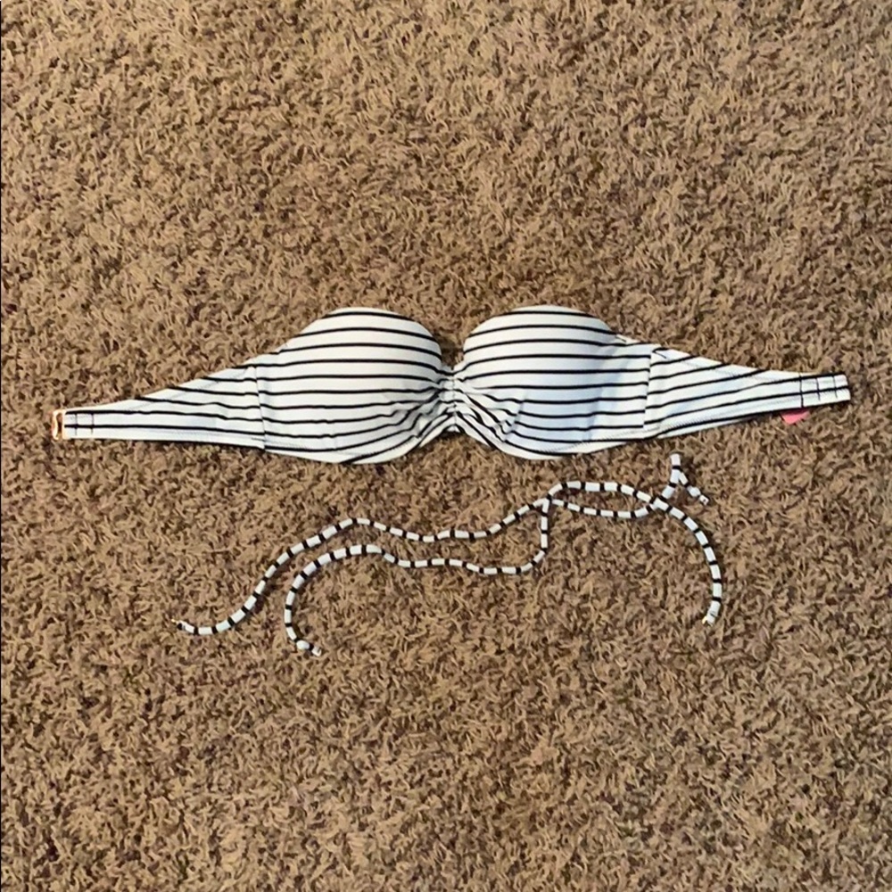 Strapless bikini top.